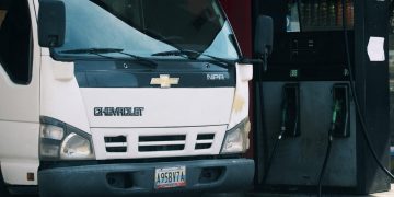 Pdvsa recorta el subsidio al diésel y autoriza a más de 100 estaciones a venderlo en $0,50 por litro