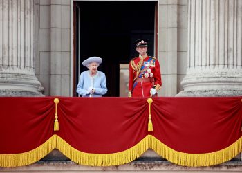 Isabel II sale al balcón del palacio en el comienzo del Jubileo