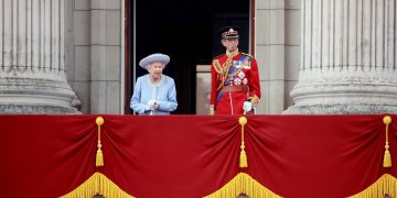 Isabel II sale al balcón del palacio en el comienzo del Jubileo