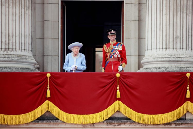 Imagen cedida por el Gobierno británico de la reina Isabel II junto a su primo el duque de Kent.EFE