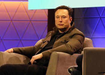 Musk amenaza con no consumar la compra de Twitter por las cuentas falsas y el spam