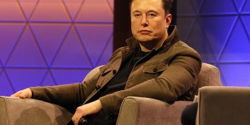 Musk amenaza con no consumar la compra de Twitter por las cuentas falsas y el spam
