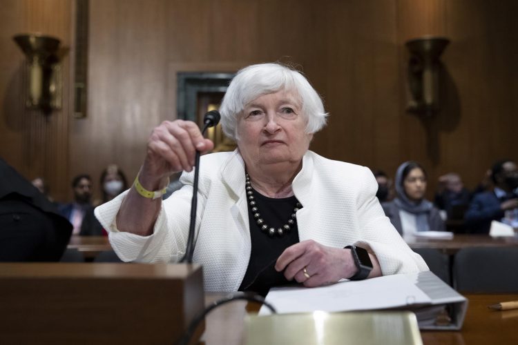 La secretaria del Tesoro de EE.UU., Janet Yellen, testifica ante el comité financiero del Senado de Estados Unidos en el Capitolio, en Washington (EE.UU.), este 7 de junio de 2022. EFE/EPA/Michael Reynolds