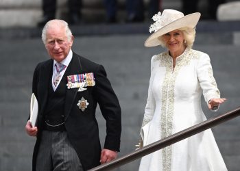 El príncipe Carlos agradece a Isabel II por 70 años de servicio
