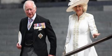 El príncipe Carlos agradece a Isabel II por 70 años de servicio