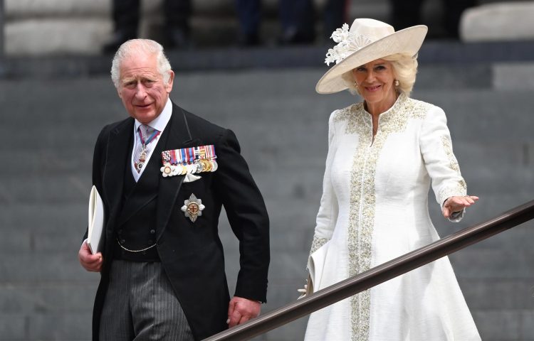 El príncipe Carlos, heredero de la corona británica, acompañado por su esposa, Camilla, duquesa de Cornualles, el pasado viernes en Londres. EFE/EPA/NEIL HALL