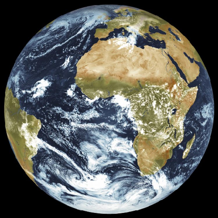 Imagen de archivo de la Tierra, con una parte de Europa, en la que se ve España, América del Sur, Asia y el continete africano, tomada por el satélite Meteosat de Segunda Generación (MSG-1). EFE/EUMETSAT