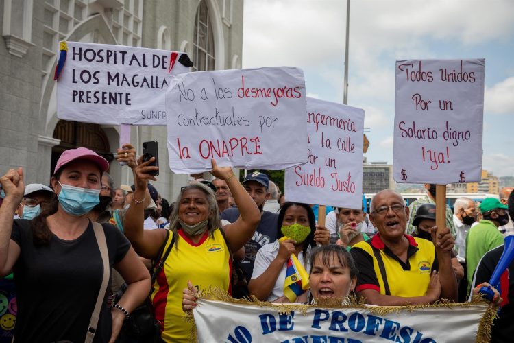 Personas participan en una protesta de trabajadores del sector salud, el 2 de junio de 2022, en Caracas (Venezuela). EFE/Rayner Peña R.