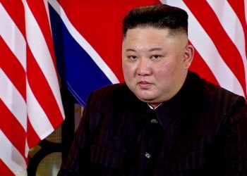 Kim urge a reforzar capacidades militares y admite «carencias» ante la covid