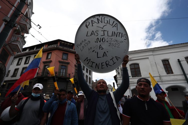 Manifestantes marchan pacíficamente hacia el Palacio de Gobierno hoy, en el marco de las manifestaciones antigubernamentales, en Quito (Ecuador). EFE/ José Jácome
