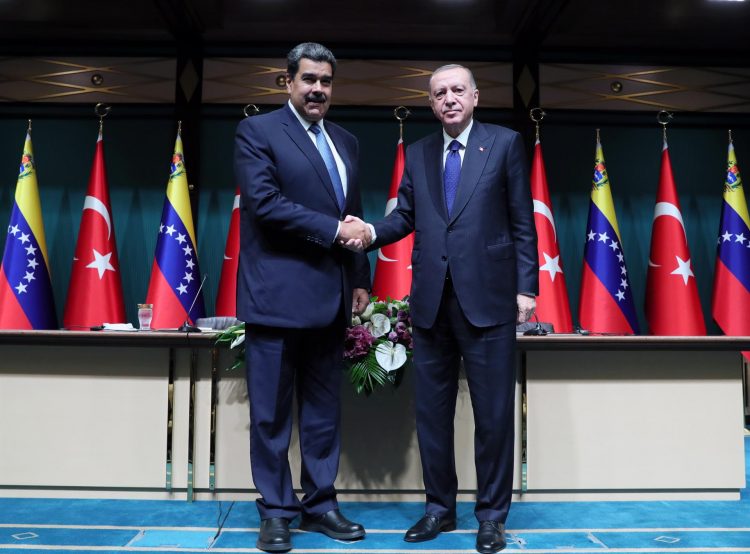 Los presidentes de Venezuela, Nicolás Maduro, y de Turquía, Recep Tayyip Erdogan, se saludan durante una reunión en el Palacio Presidencial de Ankara. EFE/EPA/OFICINA DE PRENSA DE LA PRESIDENCIA TURCA.