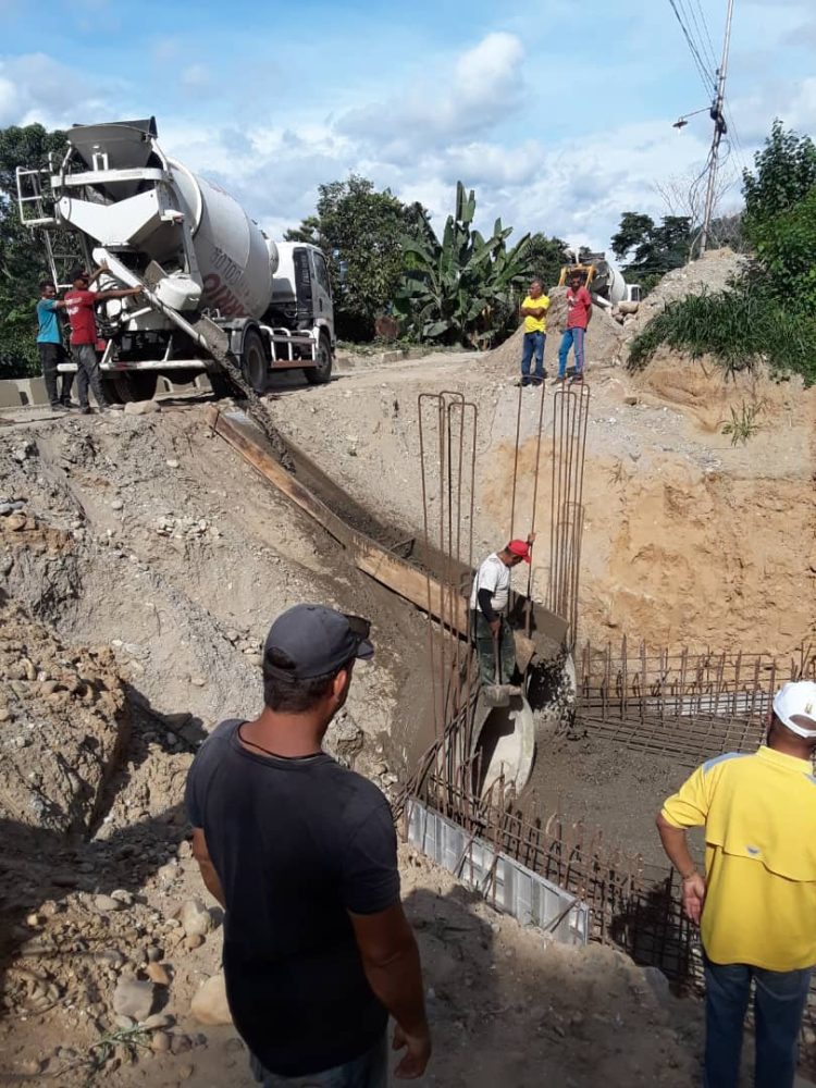Aspecto de los trabajos de vaciado de concreto realizado en el puente de la recta La Yaguara.