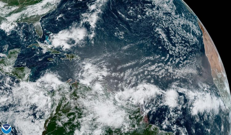 Fotografía satelital cedida por la Administración Nacional de Océanos y Atmósfera (NOAA) de Estados Unidos a través del Centro Nacional de Huracanes (NHC) donde se aprecia la situación del clima hoy lunes en el Atlántico. EFE/NOAA-NHC