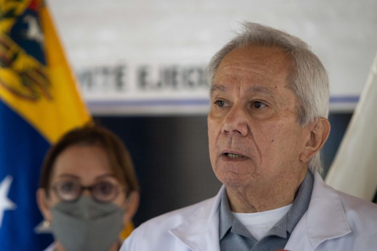 El presidente de la Federación Médica Venezolana, Douglas León Natera, habla durante una rueda de prensa hoy, en Caracas (Venezuela). EFE/ Ronald Peña R.