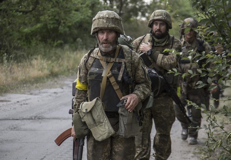 Soldados ucranianos tomaban posiciones en Severodonetsk, en la región de Lugansk, el pasado domingo 19 de junio. EFE/EPA/OLEKSANDR RATUSHNIAK
