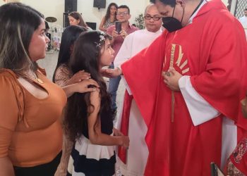Setenta jóvenes del eje panamericano recibieron el Sagrado Sacramento de la confirmación