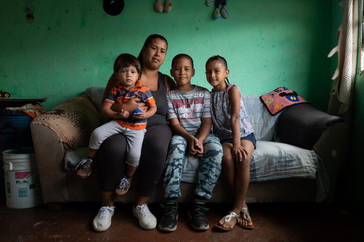 Marian Aponte junto a su hijos en su vivienda, el 09 de junio de 2022, en Caracas (Venezuela). EFE/Rayner Peña R.