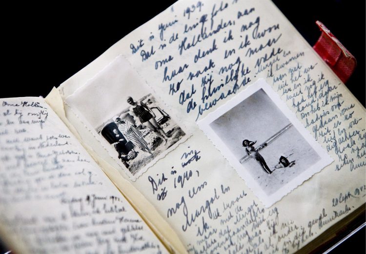 Ejemplar del diario de Anna Frank expuesto para la prensa en el museo de Anna Frank en Amsterdam, Holanda, en una imagen de archivo. EFE/