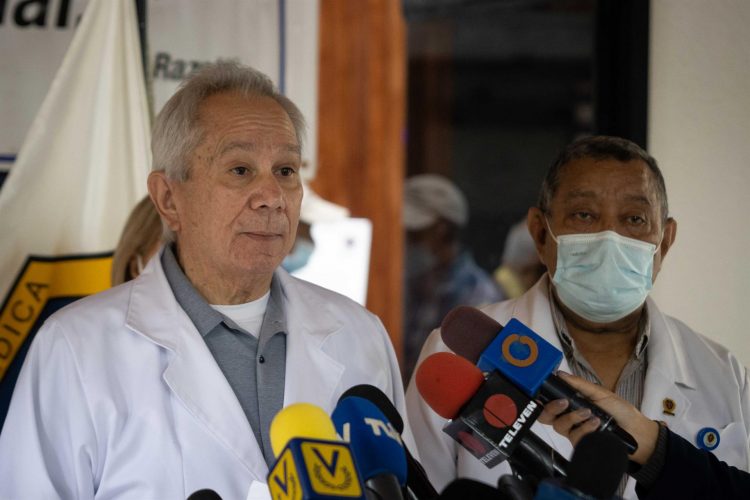 El presidente de la Federación Médica Venezolana, Douglas León Natera, habla durante una rueda de prensa hoy, en Caracas (Venezuela). EFE/Ronald Peña R.