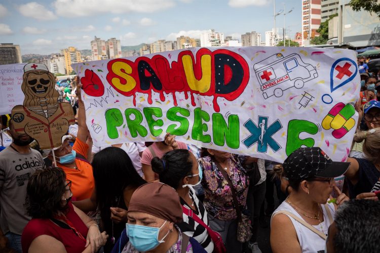 Grupos de personas participan en una protesta de trabajadores de la Salud hoy, en Caracas (Venezuela). EFE/Rayner Peña R.