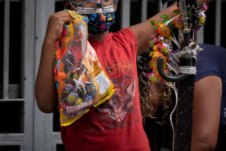 Un niño trabaja en un puesto informal de venta de golosinas, el 10 de junio de 2022, en Caracas (Venezuela). EFE/ Rayner Peña R.