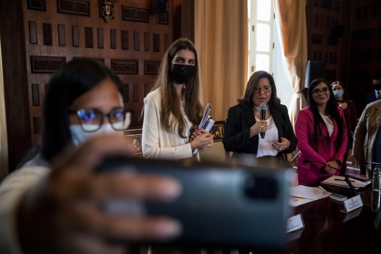 Camila Fabri de Saab, esposa de Alex Saab (i), la presidenta de la Comisión Permanente de las Familia, Libertad de Religión y Cultos, Asia Villegas Poljak (c), y Vanesa Montero, segunda vicepresidenta de la Asamblea Nacional (d), participan en una reunión hoy, en el Palacio Federal Legislativo de la Asamblea Nacional de Venezuela, en Caracas (Venezuela). EFE/ Miguel Gutiérrez