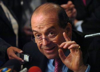Petro designa como canciller al exnegociador de paz Álvaro Leyva Durán