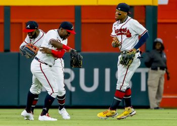 Abreu muestra su poder dos veces; Bravos siguen con el acelerador a fondo