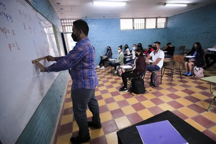 Un maestro imparte clases en un instituto de educación pública en Tegucigalpa, en una fotografía de archivo. EFE/Gustavo Amador