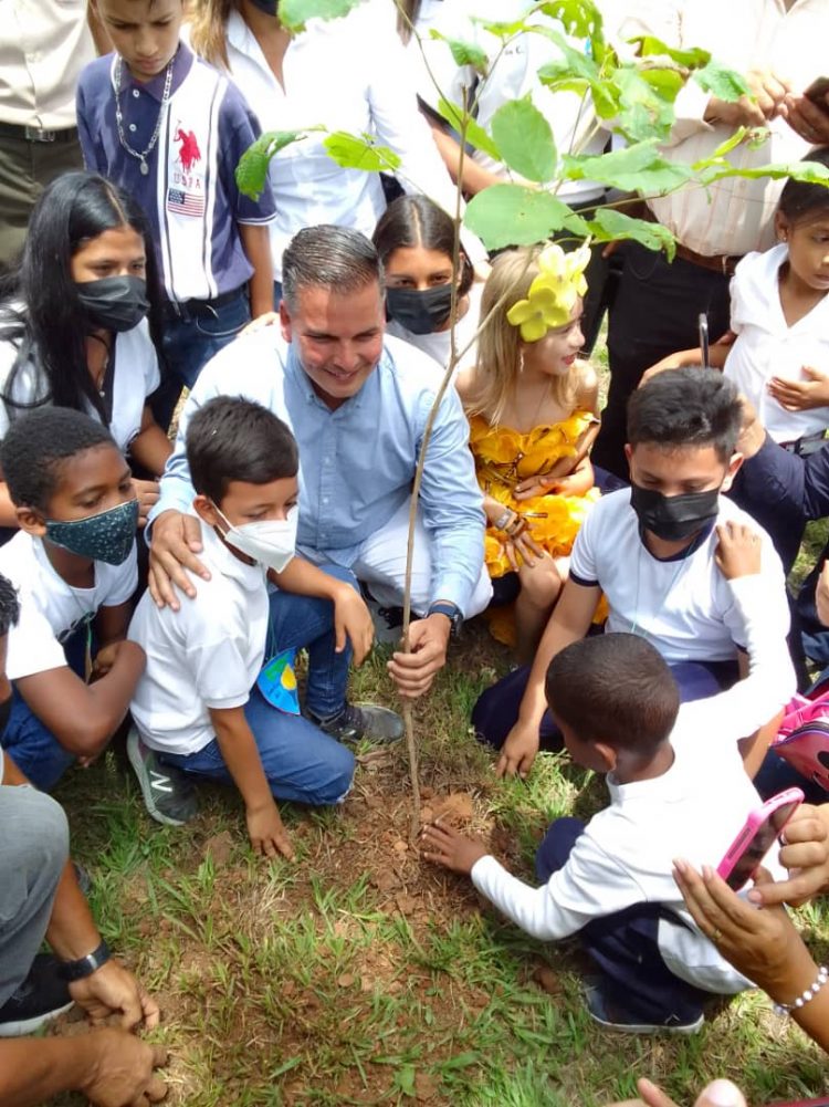 El Vice Ministro del Ambiente Hernán Toro encabezo con los niños la siembra de árboles.