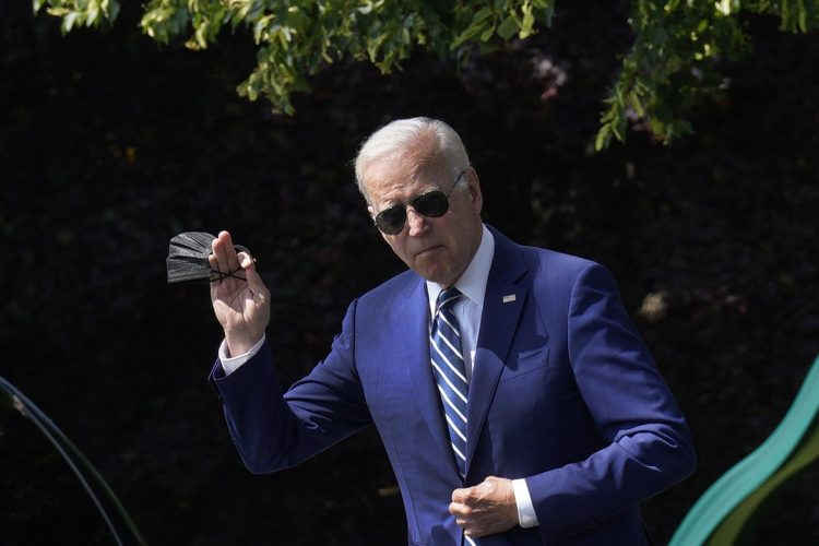 El presidente estadounidense, Joe Biden, camina en la Casa Blanca, en Washington (EE.UU.), este 8 de junio de 2022. EFE/EPA/Yuri Gripas/Pool