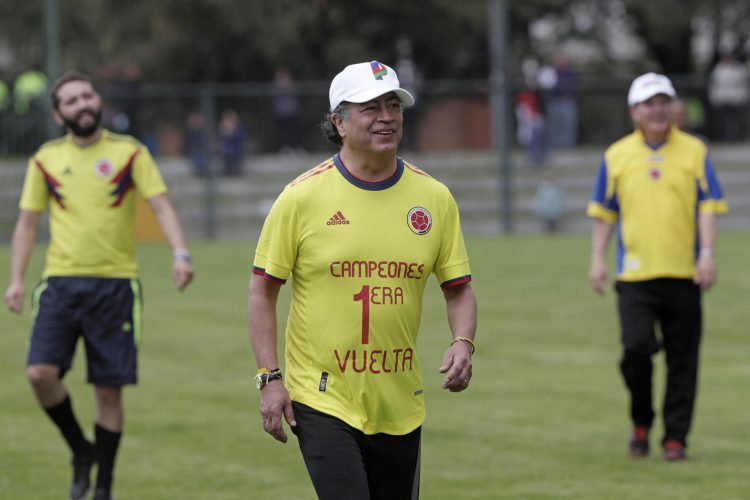 El candidato presidencial colombiano Gustavo Petro, de la coalición de izquierda Pacto Histórico, sonríe hoy durante un partido de fútbol en Bogotá (Colombia). EFE/ Carlos Ortega