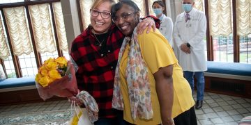 Un hígado dividido salva a dos mujeres en EE.UU. y las une como hermanas