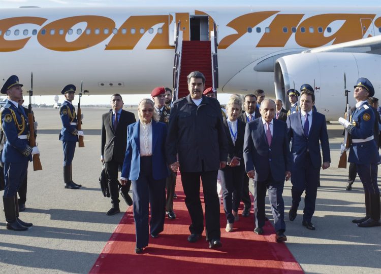 El presidente de Venezuela, Nicolás Maduro, llegó este jueves a Azerbaiyán en una gira a varios de los principales exportadores mundiales de hidrocarburos como Irán o Argelia. EFE/Ilkin Chavanshirov