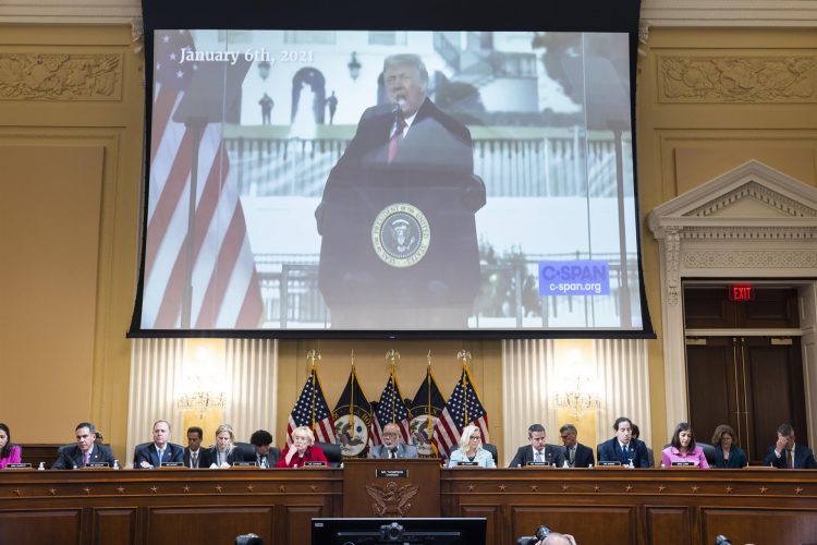 El comité legislativo que investiga el asalto al Capitolio del 6 de enero de 2021, escucha la intervención de aquel día del expresidente estadounidense Donald Trump (en una pantalla). EFE
