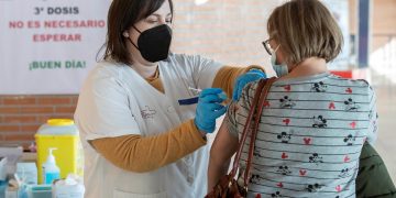 España pondrá la cuarta dosis de la vacuna anticovid a toda la población