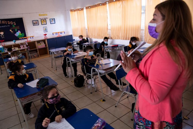 Una docente es vista con un grupo de alumnos durante una clase en Santiago (Chile). Foto de archivo. EFE/Alberto Valdés