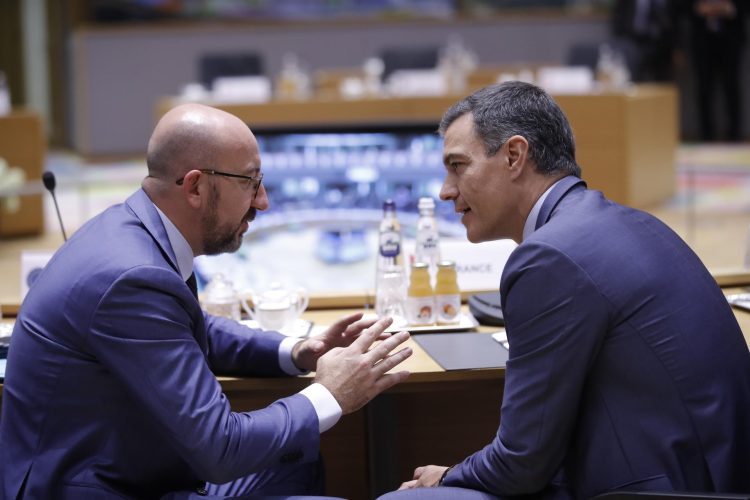 El presidente del Consejo Europeo, Charles Michel (i), y el presidente del Gobierno español, Pedro Sanchez (d), conversan al comienzo de la Cumbre celebrada hoy en Bruselas. EFE/OLIVIER HOSLET
