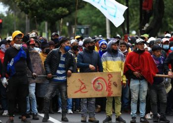 Multitudinaria marcha va al centro de Quito, con la sede del Gobierno resguardada