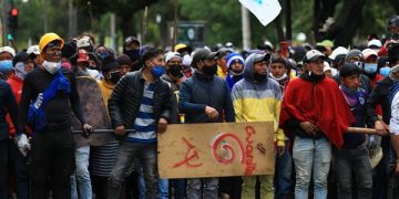 Multitudinaria marcha va al centro de Quito, con la sede del Gobierno resguardada