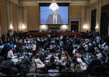 Trump arremete contra el comité que investiga el asalto al Capitolio