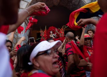 Venezolanos se congregan en Naiguatá para celebrar a San Juan