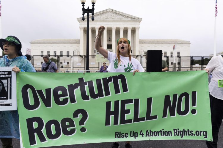 Activistas en favor del aborto protestas afura del Tribunal Supremo de EE.UU., el 23 de junio de 2022. EFE/Michael Reynolds