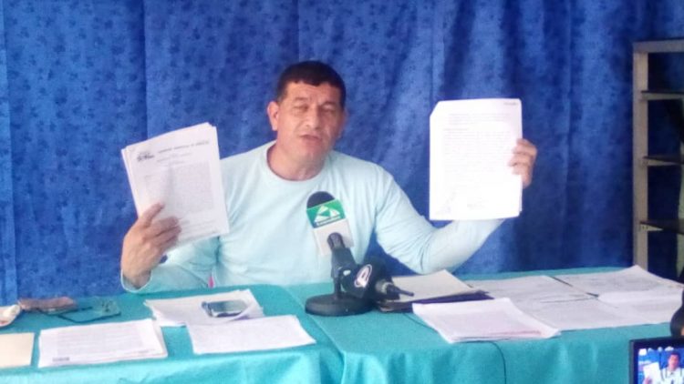 Dizon Briceño muestra algunos documentos con los que se defendió de las acusaciones
