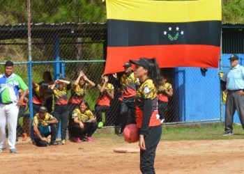 Chicas de Portuguesa con el reinado del nacional de kickigbol Sub 20