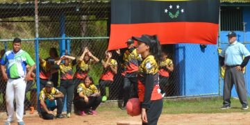 Chicas de Portuguesa con el reinado del nacional de kickigbol Sub 20