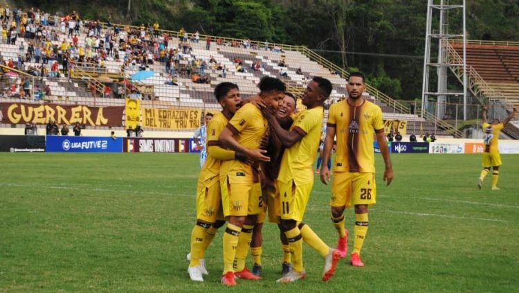 Guerreros de la Montaña celebran el gol de Aldhair Valenciano. Fue el segundo del torneo para el colombiano (Gráficas: Alexander Viloria)