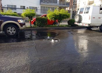 Aguas servidas se desbordan en Las Acacias (+video)