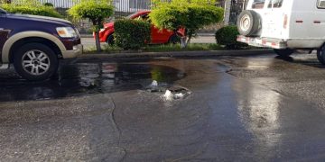 Aguas servidas se desbordan en Las Acacias (+video)