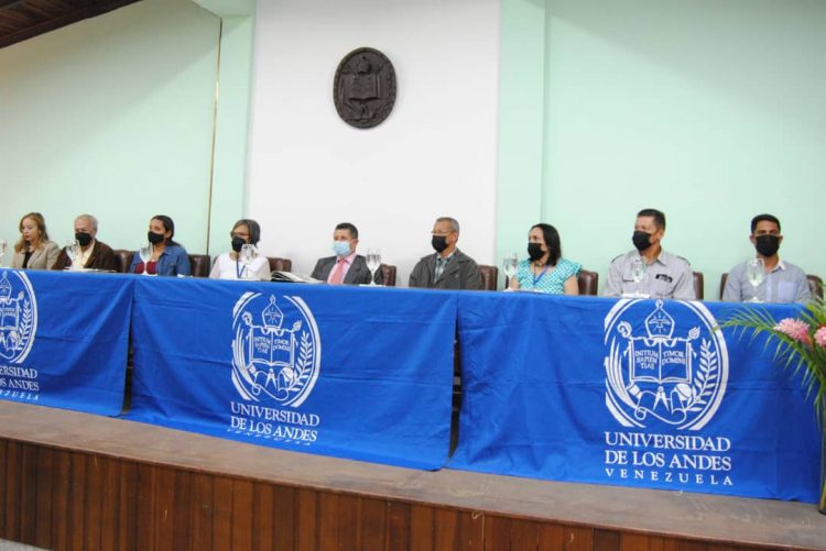 Destacan en el presidium las autoridades universitarias del Nurr-Trujillo